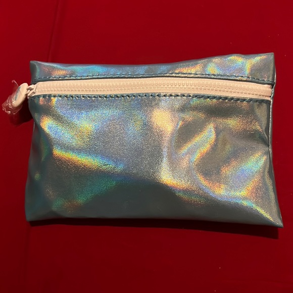 5 name brand makeup samples inside - Picture 1 of 2